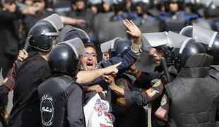 Na Tahrirju spopad policistov in nekaj sto protestnikov