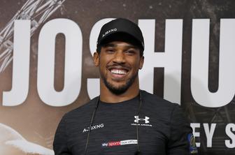 Joshua bo naslov branil septembra proti Usiku
