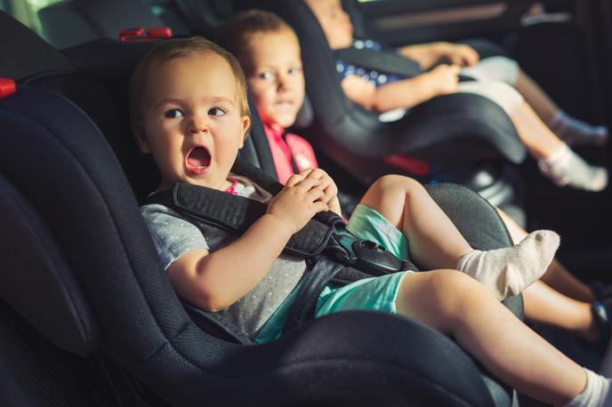 otrok, avtosedež, vožnja | Statistično gledano je najbolj varen položaj za otroški sedež na sredini, sledi položaj za voznikom, najmanj varen pa je položaj zadaj desno.