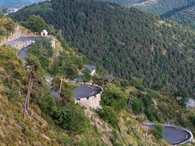 Poleti so vidni čudoviti razgledi po dolini. Na vrhu se razkrije pogled na gorske vršace. | Foto: Cafe du cycliste