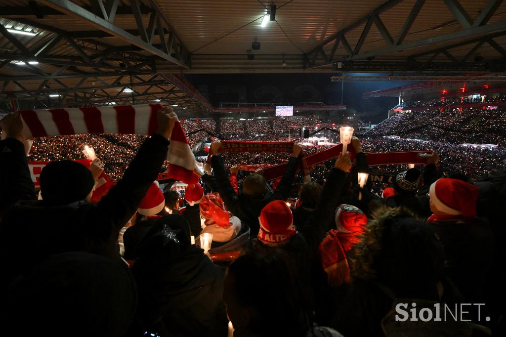 Union Berlin navijači pojejo