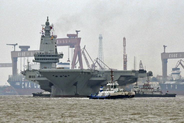 Nova kitajska letalonosilka bi lahko glede na zmogljivosti – na njenem krovu bi lahko bilo od 90 do 100 letal – tekmovala z najbolj mogočnimi ameriškimi letalonosilkami. Na fotografiji trenutno najnovejša letalonosilka Kitajske Fujian med prvo preizkusno plovbo. | Foto: Reuters