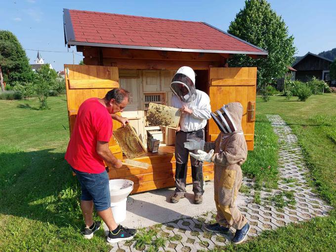 Prvi učni čebelnjak #PRVAčebela že od leta 2020 uporabljajo v Občini Vojnik in učenci POŠ Nova Cerkev. | Foto: PRVA Pokojninska druzba