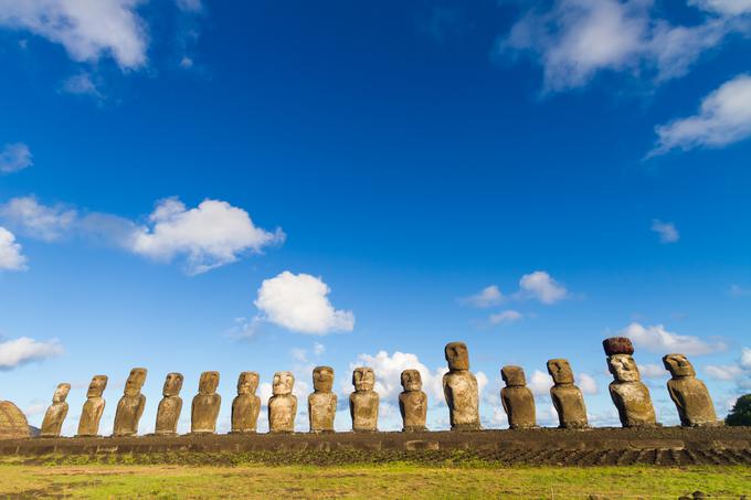 Za tek mimo znamenitih kipov Velikonočnega otoka boste odšteli 400 evrov. | Foto: Peter Kastelic