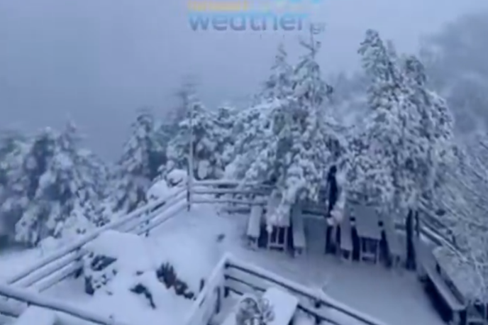 Sneg v Grčiji | V gorah v okolici Aten, na Peloponezu in na Kreti je zapadel sneg, ponekod pa je padala tudi toča. | Foto Posnetek  zaslona