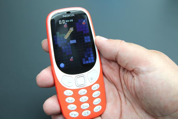 Tudi legendarna Kača (snake) je v novi preobleki telefona Nokia 3310 doživela barvno in še kakšno nadgradnjo, kar ljubiteljev tradicionalne črno-bele in preproste podobe na izvirnem telefonu vedno ne navdušuje. | Foto: Bojan Puhek