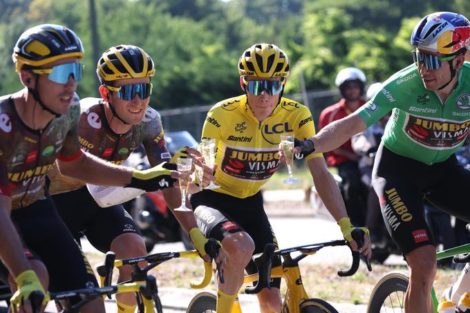 Jumbo-Visma je zavladala na letošnjem Touru, njeni kolesarji so morali odgovarjati tudi na neprijetna vprašanja. | Foto: Reuters