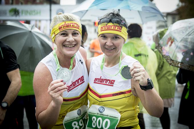 Med udeležence maratona se je pomešalo več kot 200 tekačev iz Avstrije. Med njimi sta bili tudi prijateljici Andrea Sommersguter in Eva Evapart, ki sta 42 kilometrov pretekli v treh urah in 50 minutah. | Foto: Ana Kovač