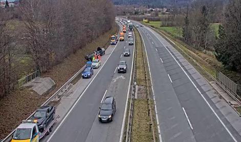Nesreča na gorenjski avtocesti, povsod po cestišču so predmeti