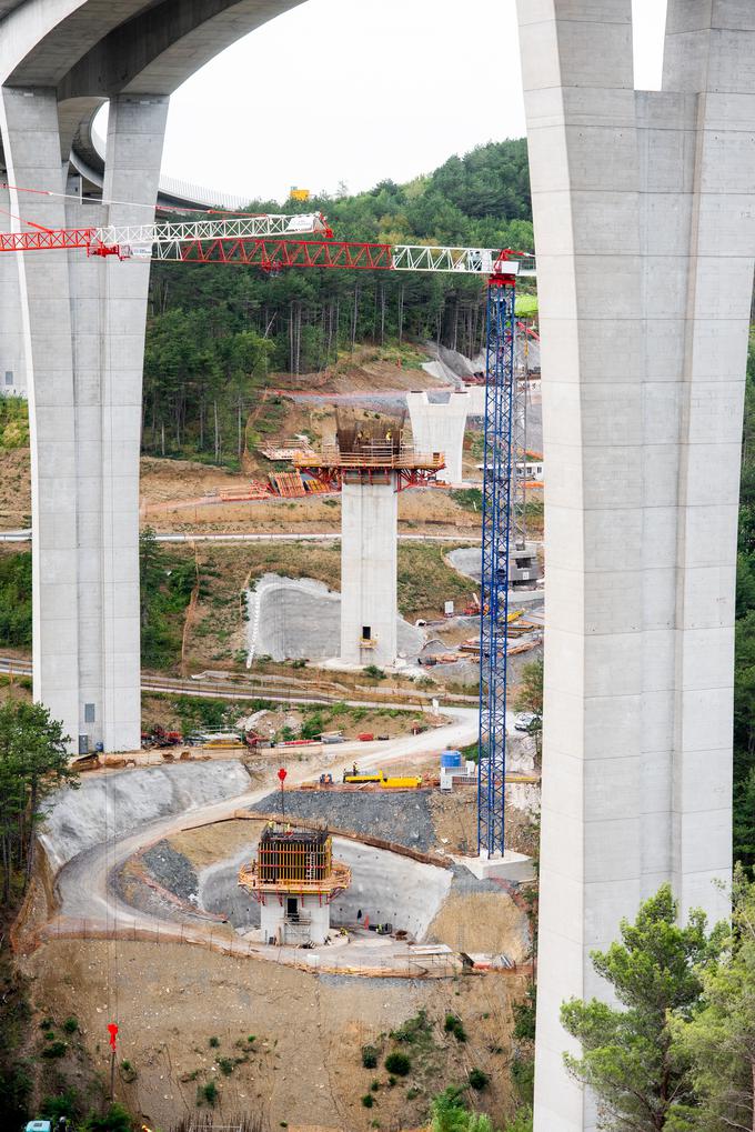 Viadukt Gabrovica se gradi pod avtocestnim viaduktom Črni Kal. Foto: fotoarhiv 2TDK. | Foto: 