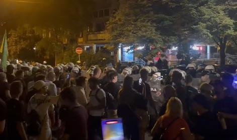 Kamenjajo novinarje, policisti pretepajo civiliste ...