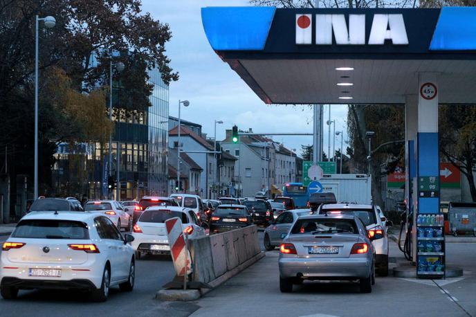 Ina bencin črpalka | Mogoče je, da se bo v nekem trenutku cena bencina gibala med 15 in 20 kunami na liter, meni hrvaški analitik.  | Foto Hina/STA