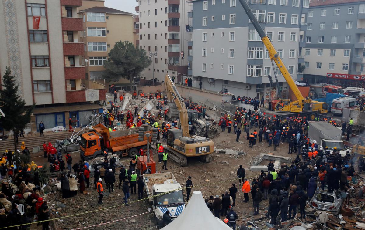 Zrušitev stavbe v Istanbulu | V zrušenju stanovanjskega bloka v Istanbulu je po zadnjih podatkih umrlo 21 ljudi. | Foto Reuters