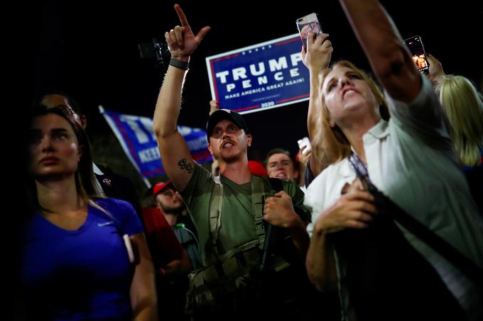 Trumpovi podporniki zahtevajo zaustavitev štetja glasov. | Foto: Reuters