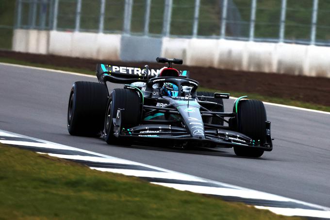 George Russell prvič na stezi z novim Mercedesovim dirkalnikom W14. | Foto: AP / Guliverimage