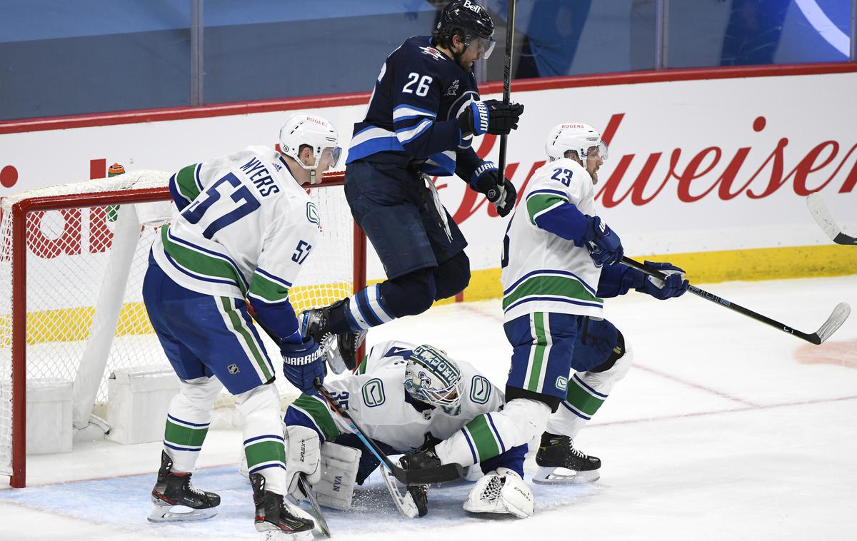 Blake Wheeler | Hokejist Winnipega Blake Wheeler (številka 26) je k zmagi 5:0 proti Vancouvru prispeval dva gola in dve podaji.  | Foto Guliverimage