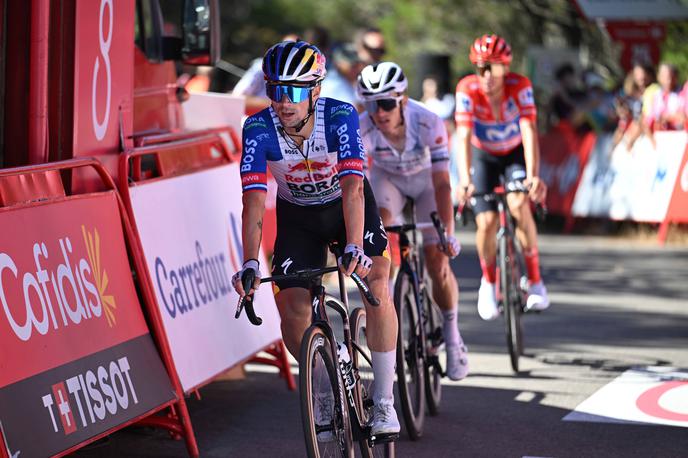 Primož Roglič, Vuelta 2026 | Primož Roglič je nekaj kilometrov pred ciljem poskusil z napadom, a so ga tekmeci takoj nevtralizirali. Tudi v predzadnjo etapo se tako podaja z zaostankom minute in 37 sekund za rdečo majico. | Foto Guliverimage