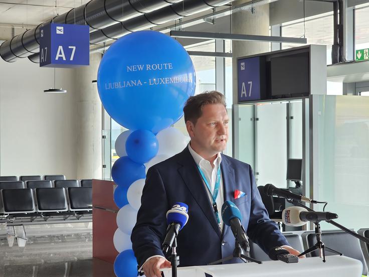 Glavni komercialni direktor luksemburškega letalskega prevoznika Luxair Thomas Fischer je eden od prvih 62 potnikov, ki so v Ljubljano prileteli s prvo redno letalsko progo iz Luksemburga. | Foto: Srdjan Cvjetović