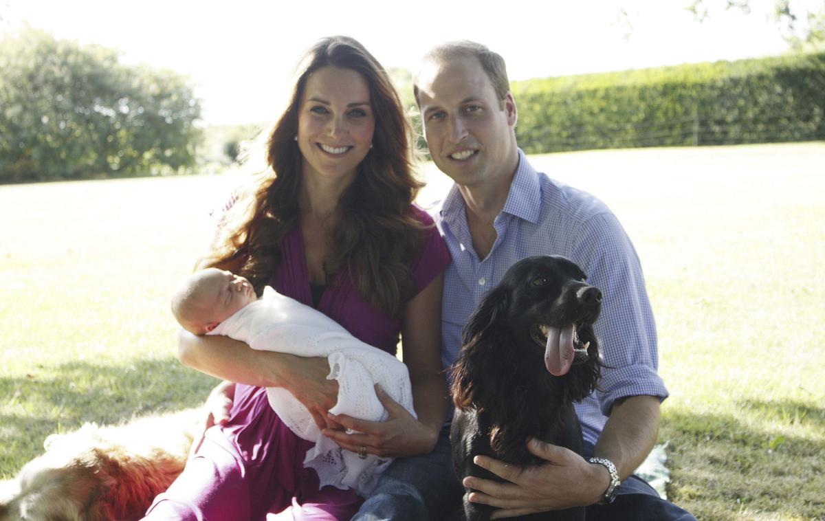 Kate Middleton, princ Willaim, pes Lupo | Kate in William s prvorojencem Georgeem in kužkom Lupom. | Foto Reuters