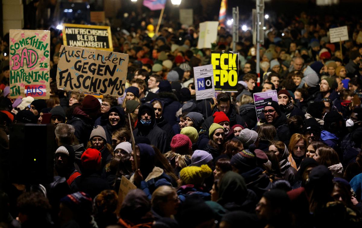 Avstrija protest | Protestniki so pred kanclerskim uradom na Dunaju nosili transparente s sporočili, kot je: "Nočemo desničarske ekstremistične Avstrije". | Foto Reuters