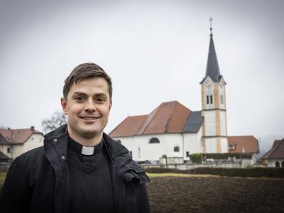 Župnik Rok Pogačnik: Ne pravim, da ne trpim in da ni težko. Ampak težko bi živel lepše in globlje življenje. #foto #video