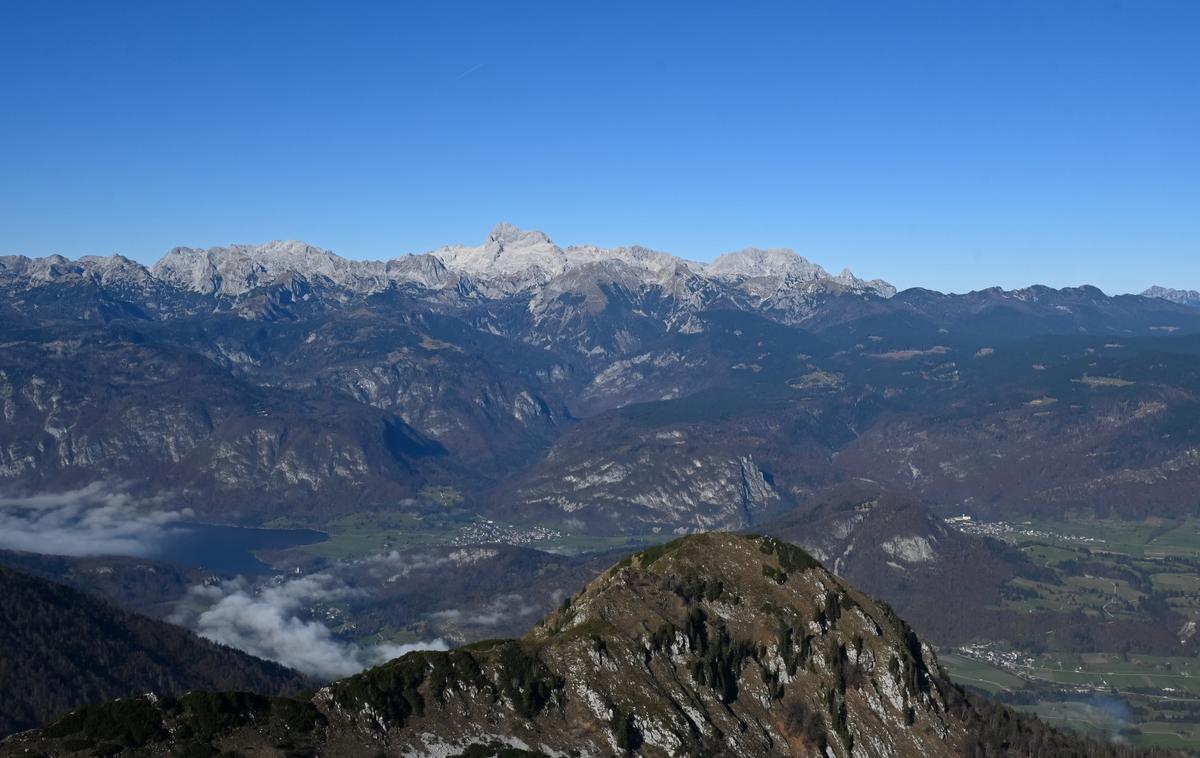 Črna prst Bohinj | Pogled s Črne prsti na Lisec, Bohinjsko jezero in najvišje vrhove Julijcev s Triglavom. | Foto Matej Podgoršek