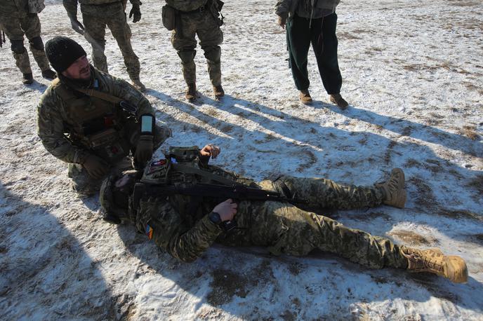 Ukrajina | Upokojeni vojaški strokovnjak vodi vojaško vajo za ukrajinske pripadnike zunaj Harkova. | Foto Reuters