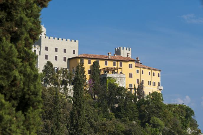 Devinski grad | Devinski grad stoji na robu kraške pečine, z njegovih oken in teras pa se ponuja edinstven pogled na Tržaški zaliv. | Foto Guliverimage