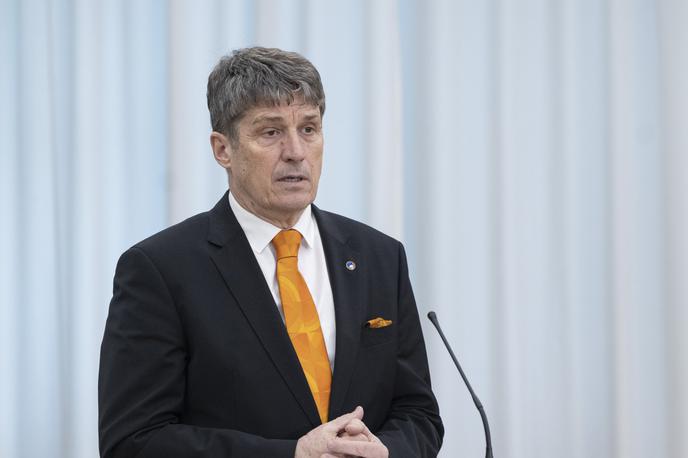 Borut Sajovic | "Razmere so izjemne, spreminjajo se iz ure v uro. Do jutri bo doma več kot 500 ljudi s štirimi letali," je povedal minister Borut Sajovic.  | Foto STA