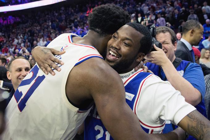 Veselje košarkarjev Philadelphie po napredovanju v polfinale. | Foto: Reuters