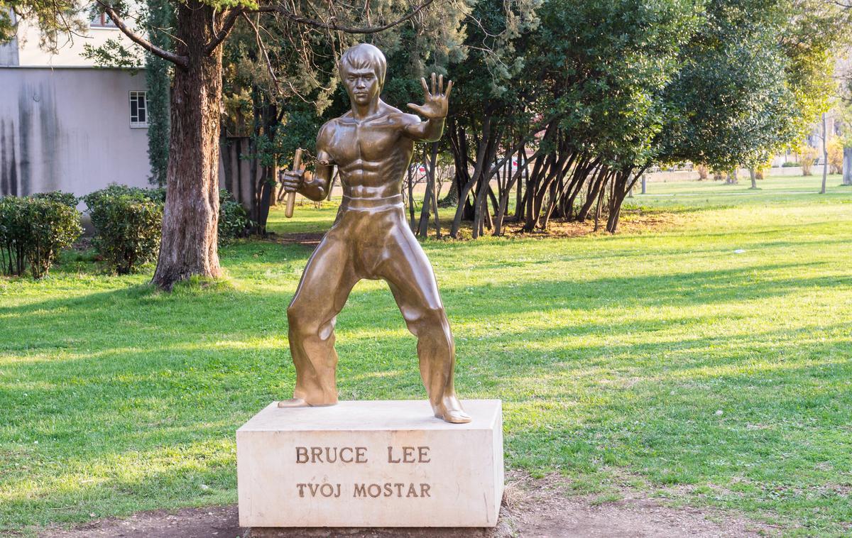 Bruce Lee Mostar | Kip legendarnega Brucea Leeja je v parku največjega hercegovskega mesta stal vse od leta 2005 in je predstavljal simbol povojne sprave.  | Foto Guliverimage