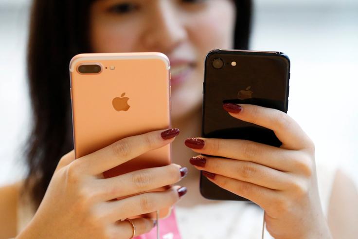 iPhone 7 (desno) in iPhone 7 Plus (levo) sta najbolje prodajana pametna telefona na planetu. Prvi ima štiriodstotni tržni delež, drugi 2,9-odstotnega. Apple ima v prvi deseterici največjih telefonskih prodajnih uspešnic v zadnjih mesecih na devetem mestu še enega predstavnika, in sicer iPhone 6 iz leta 2014, ki ima 1,6-odstotni tržni delež. | Foto: Reuters