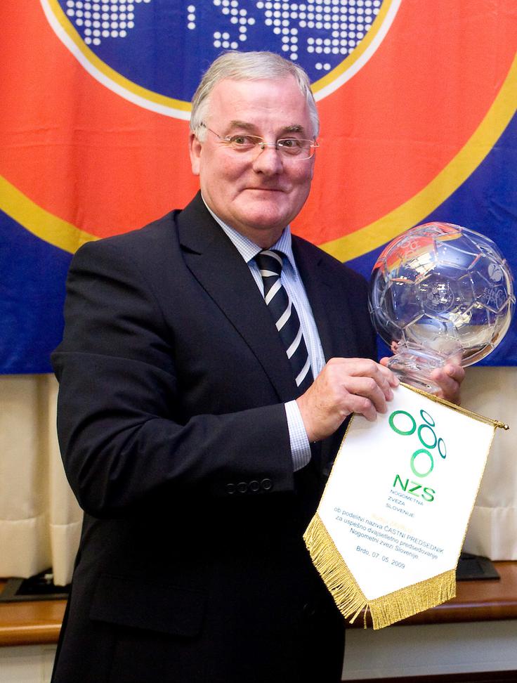 Njegov stric je nekdanji, zdaj pa častni predsednik NZS Rudi Zavrl. | Foto: Vid Ponikvar