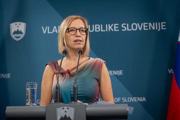 Valentina Prevolnik Rupel | Mariborski zdravstveni dom je samo februarja in marca 2025 izvedel 8,9-krat več daljših posvetov na daljavo kot v enakem obdobju lanskega leta. "Izstopa dejstvo, da se je število daljših posvetov na daljavo izjemno povečalo verjetno zaradi tega, ker so bili srednji in kratki posveti na daljavo vključeni v pavšal, kar pomeni, da so bili že plačani," je dejala ministrica Valentina Prevolnik Rupel. | Foto STA