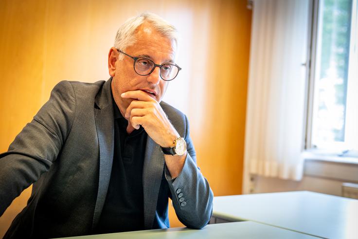 "Meni očitajo, da sem preveč miren, da ne udarim po mizi, a jaz še vedno mislim, da je dostojanstvo v politiki dragoceno, in vidim, da tudi nekatere stranke počasi razumejo, da ne moremo samo kritizirati, ampak je treba sodelovati." | Foto: Gaja Hanuna