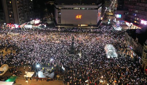 Po 18-urnem protestu napovedali novega. Vučić: Podpora vam pada.