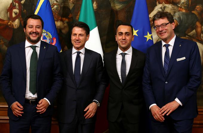 Na fotografiji Matteo Salvini (prvi z leve) z bodočim komisarjem Giancarlom Giorgettijem (drugi z leve) | Foto: Reuters