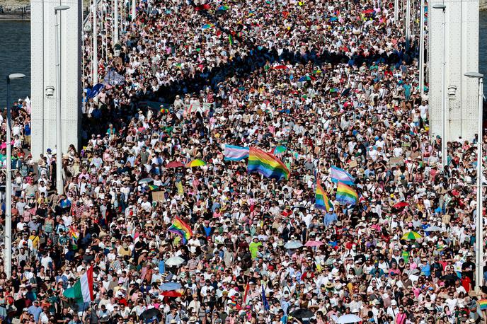 Pride, Budimpešta | Madžarska vlada je v zadnjih mesecih in letih v imenu zaščite otrok sprejela vrsto zakonov, ki omejujejo pravice pripadnikov skupnosti LGBTIQ+. Poleg zakonske prepovedi organizacije parade ponosa je v marcu uvedla tudi globe za udeležence in organizatorje, ki jih lahko doleti tudi enoletna zaporna kazen. | Foto Reuters