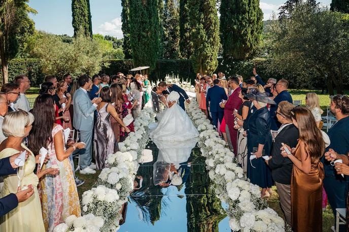 Golob Gaber | Prva poročna fotografija je bila objavljena na uradnih profilih Roberta Goloba na družbenih omrežjih s pripisom "Žena in mož". | Foto Boštjan Podlogar, Foto-Video Kolman