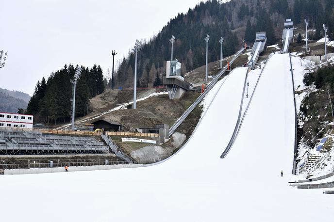 Predazzo | Pogled na skakalnici sredi decembra 2025, že v četrtek bodo tako skakalke kot skakalci na srednji napravi opravili prve trening skoke. | Foto Reuters