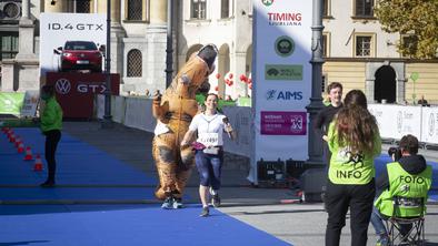 Verjeli ali ne: dinozaver v Ljubljani pretekel 21 kilometrov! #video