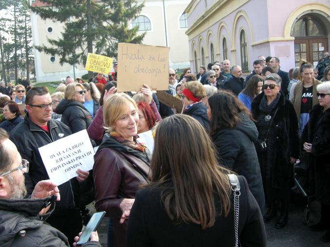 Prebivalci so v znak "zahvale za neukrepanje" organizirali protest.  | Foto: STA/Katja Kodba