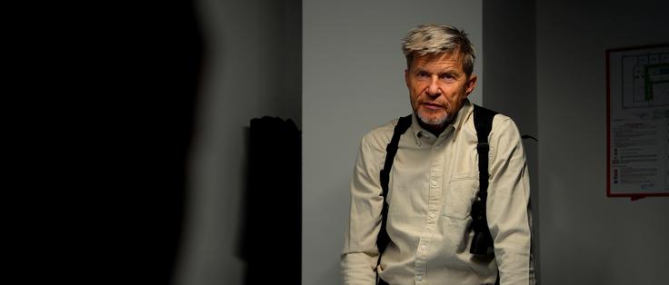 Borut Veselko igra policista, ki je zaradi sodelovanja z FBI prisiljen govoriti angleško in je v vsem tem izredno dober. | Foto: Slowlywood