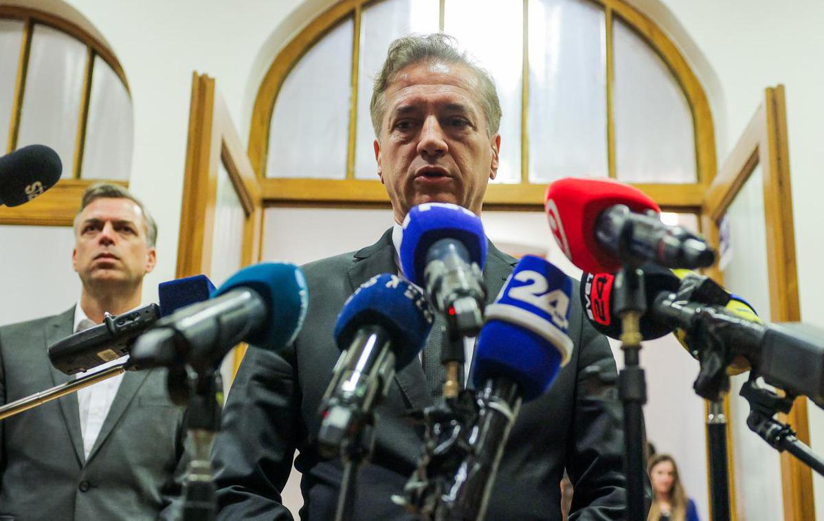Robert Golob, tiskovka NM | Vlada se bo že danes lotila priprave radikalnih ukrepov, ki jih je napovedal premier. Predstavila naj bi jih že v torek na izredni seji novomeškega občinskega sveta. | Foto Daniel Novakovič/STA