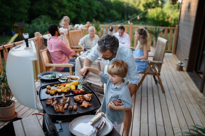V pripravo jedi za piknik vključite tudi najmlajše.
 | Foto: Shutterstock