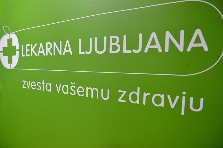 Zaradi sumov, da naj bi od farmacevtke zahteval spolne usluge v zameno za redno zaposlitev v ljubljanskem Javnem zavodu Lekarna Ljubljana, so kriminalisti 17. decembra 2015 na Mestni občini Ljubljana in v prostorih Lekarne Ljubljana izvedli hišni preiskavi. | Foto: STA ,