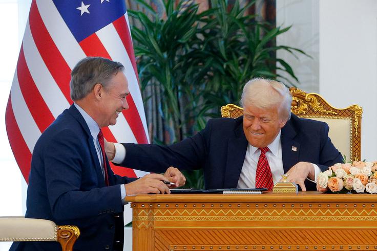 Donald Trump in izvršni direktor Boeinga Kelly Ortberg na slovesnosti ob podpisu zajetne pogodbe o dobavi letal s katarskim šejkom Tamimom bin Hamadom Al Thanom. | Foto: Reuters
