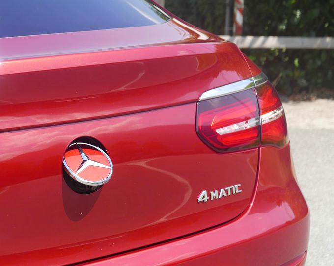 Skrita kamera v Mercedes-Benzovemu logotipu, ki tudi odpira zadnja vrata. | Foto: 