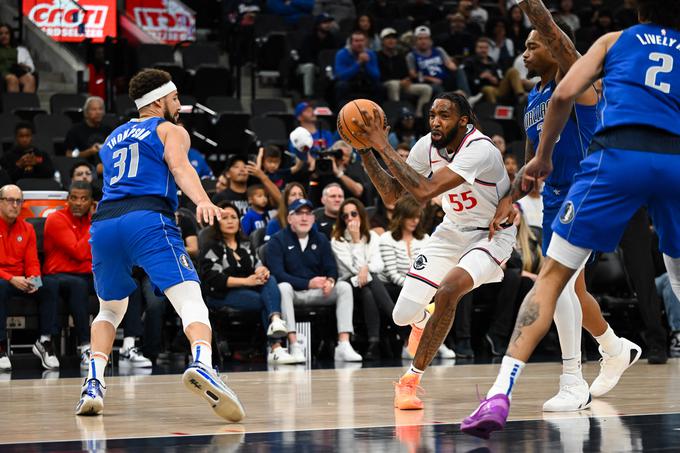 Derrick Jones Jr. je proti nekdanjim soigralcem dosegel 12 točk. | Foto: Reuters