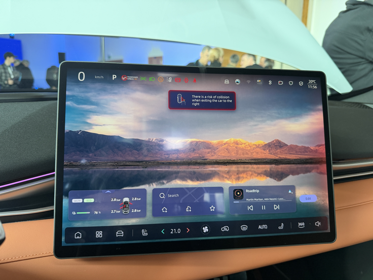 Osrednji zaslon se lahko nagne v smer proti vozniku ali sovozniku. | Foto: Gregor Pavšič